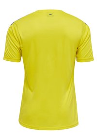 Gul kortärmad tröja med en slät, glänsande textur, med rund halsringning och en logotyp på baksidan nära nackområdet.