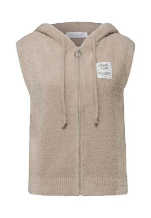 Beige gebreid mouwloos kapvest met ritssluiting aan de voorkant en een klein wit patchlabel op de linkerborst.
