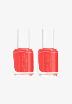 Deux flacons de vernis à ongles corail avec des bouchons blancs. Les contenants en verre sont carrés, avec une texture lisse et une visibilité claire du vernis.