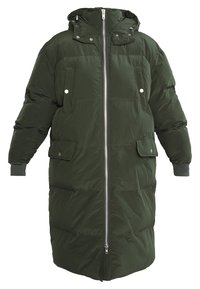 Długa ciemnozielona puchowa kurtka z kapturem, z przodu zamek błyskawiczny, dwie kieszenie na piersi i ściągacze na rękawach. Gładka faktura, pikowany wzór.