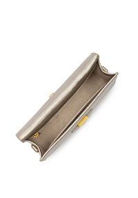 Pochette métallique dorée avec un extérieur texturé et un intérieur lisse. Elle dispose d'un fermoir doré et d'un accent jaune contrastant sur le côté.