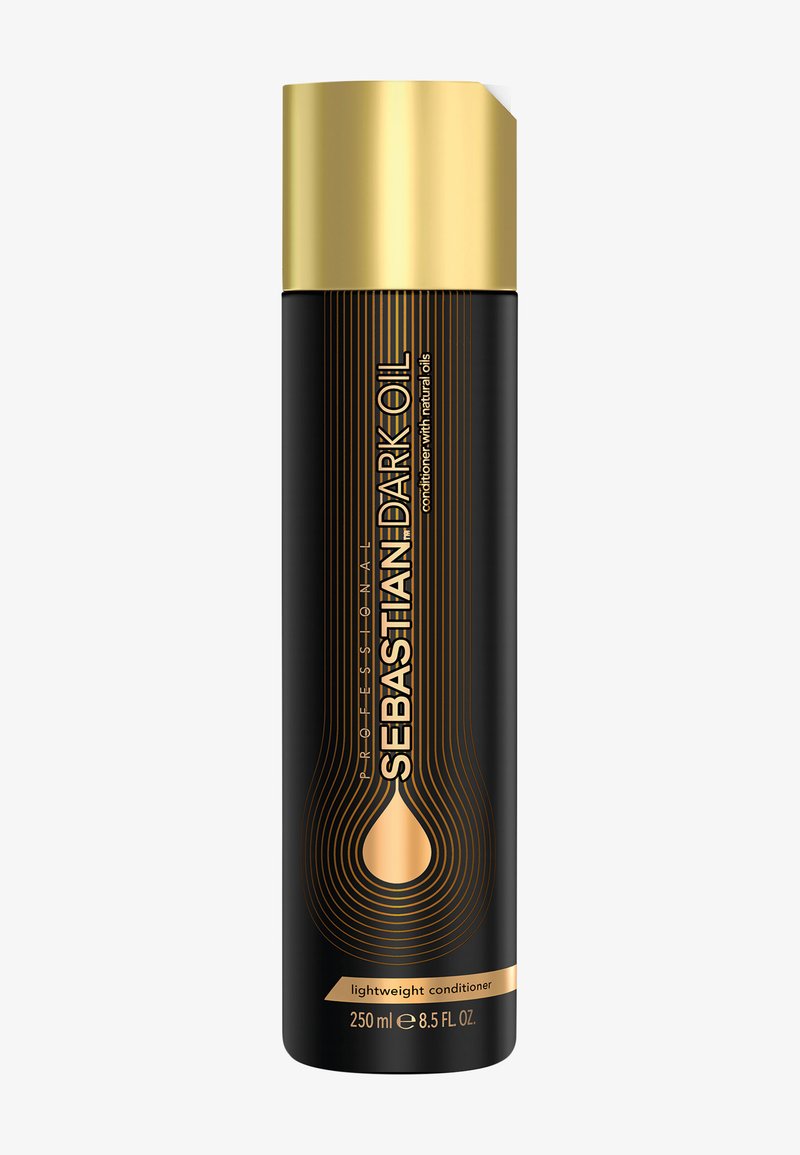 Après-shampoing léger Sebastian Dark Oil dans une bouteille noire avec des accents dorés. Présente un design de goutte et des bandes dorées verticales. 250 ml.
