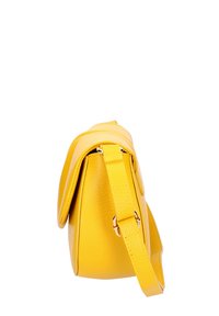 Geel leren handtas met een gestructureerde vorm, een textuurafwerking, een verstelbare schouderband en een klepsluiting.