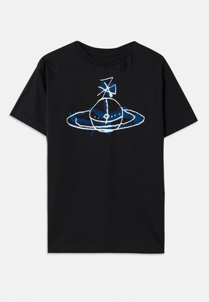 T-shirt en coton noir avec une illustration graphique en bleu et blanc d'une planète avec des anneaux et des détails d'accent sur le devant.