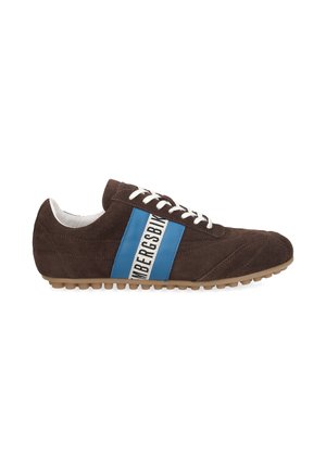 Brauner Wildleder-Sneaker mit weißen Schnürsenkeln, blauem Streifen und weißem Logoschriftzug an der Seite, mit einer strukturierten tanfarbenen Gummisohle.