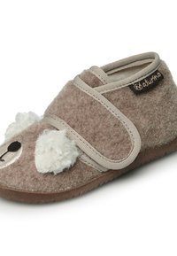 Hnědá filcová bačkora s bělavými chlupatými detaily, elastickým zapínáním, zaobleným tvarem a vyšívanými rysy obličeje připomínajícími medvěda.