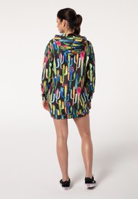 Hooded sweatshirt in black with a colorful cactus pattern. Features long sleeves and a relaxed fit, made of lightweight fabric.