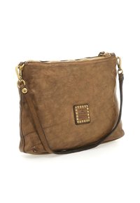 Borsa a tracolla in pelle marrone con cerniera e chiusure in tonalità oro, caratterizzata da un'etichetta metallica centrale con branding e borchie decorative.