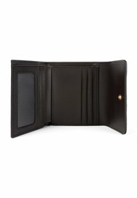 Portafoglio in pelle marrone, vista aperta, con molteplici scomparti per carte, una finestra trasparente per l'ID e bordi cuciti. Texture liscia con chiusura a scatto dorata.