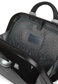 Bolsa negra y brillante con cierre de cremallera. El interior cuenta con un forro de patrón hexagonal gris y un bolsillo de malla con una ventana de plástico.