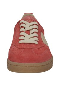 Zapatillas de ante color coral con cordones y acentos color crema, parte superior texturizada, punta redonda y suela de goma. Presenta detalles perforados para mayor transpirabilidad.