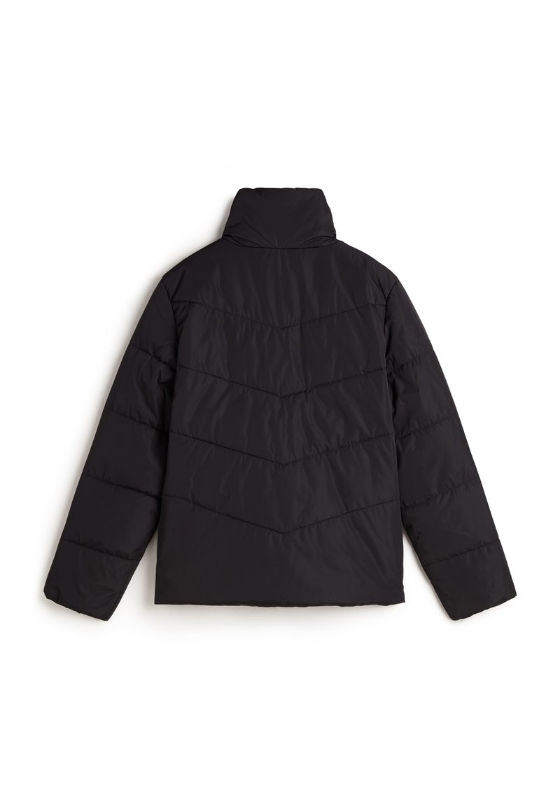 Schwarze Pufferjacke mit hohem Kragen, die ein Zickzackmuster aufweist. Das Material ist glatt und leicht glänzend mit gesteppten Details.