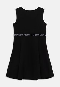Czarna sukienka bez rękawów z rozkloszowanym dołem, z białą taśmą logo "Calvin Klein Jeans" w talii. Wykonana z miękkiego, elastycznego materiału.