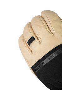Beige leren handschoen met gepolsterde vingertoppen, voorzien van een zwarte elastische band en branding. De palm heeft een gladde textuur en het ontwerp is ergonomisch.