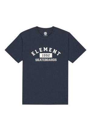 Mörkblå bomull t-shirt med vit tryckt text: "ELEMENT 1992 SKATEBOARDS" i en bågdesign. Klassisk rund hals och korta ärmar.