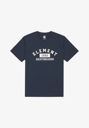 Mörkblå bomull t-shirt med vit tryckt text: "ELEMENT 1992 SKATEBOARDS" i en bågdesign. Klassisk rund hals och korta ärmar.