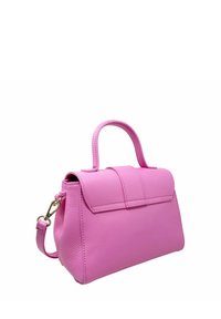 Rosa läderhandväska med en strukturerad design, som har ett handtag upptill och avtagbar axelrem, slät textur och lockstängning.