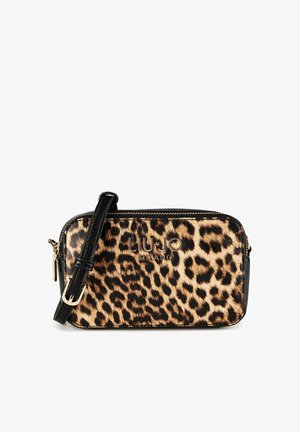 Bolso bandolera rectangular pequeño con estampado de leopardo, correa negra ajustable, cremallera dorada y logo "LIU JO MILANO" en el frente.