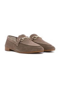 Mocassini in suede marrone con un design elegante, tacco piatto e dettagli in metallo dorato nella parte anteriore. Superficie liscia, forma classica e stile minimalista.