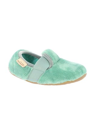 Zachte groene slipper van pluizig materiaal, met een elastische band, ronde neus en een beige rubberen zool. Geen opvallende patronen of hardwaredetails.