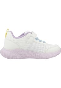 Scarpa sportiva bianca con tomaia in mesh e sintetico, dettagli viola, suola texture e chiusura con strap in velcro. Design leggero e traspirante.