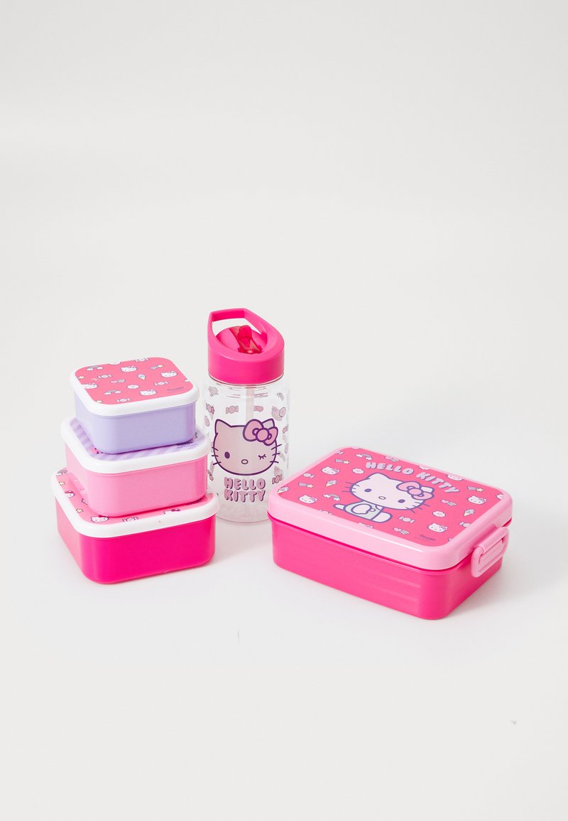 Sæt af Hello Kitty madkasser og en vandflaske. Farverne inkluderer pink, lilla og klar. Har legende tryk af Hello Kitty.
