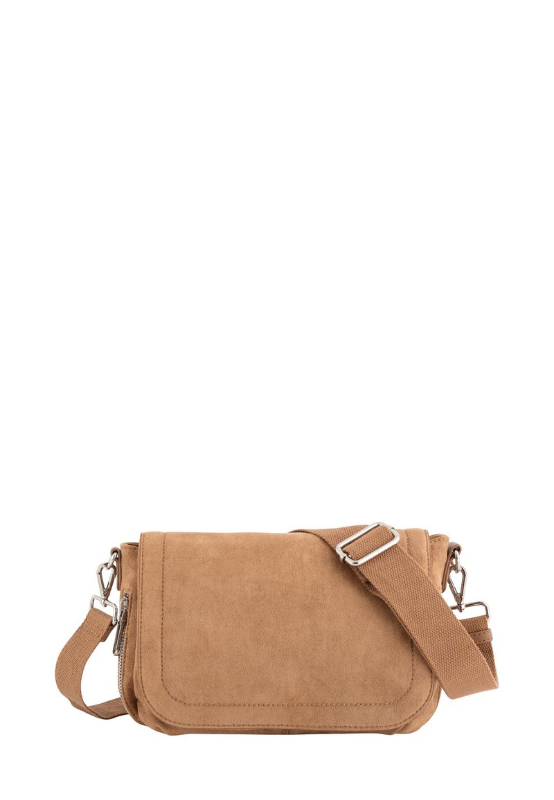 Torebka crossbody w kolorze tan, wykonana z nubuku, z klapą i regulowanym materiałowym paskiem, oraz srebrnymi akcentami. Gładka tekstura i minimalistyczny design.