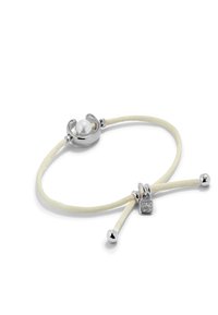 Pulsera ajustable con cordón crema y cierre central de plata, adornada con una perla redonda y un pequeño colgante metálico.