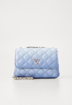Kleine hellblaue gesteppte Lederhandtasche mit silberner Kette und dreieckigem Guess-Logo auf der Vorderklappe.