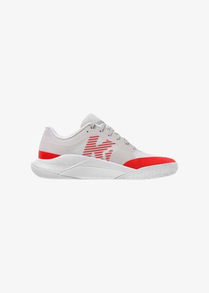 Chaussure de sport gris clair avec des touches rouges, tige en mesh, fermeture par lacets, semelle texturée et logo sur le côté, vue de l'extérieur.