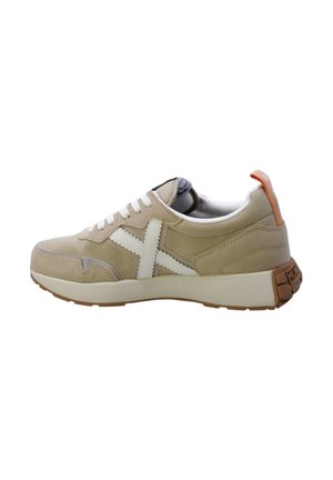 Sneaker beige con accenti bianchi, parte superiore in suede testurizzato e mesh, chiusura con lacci e una spessa intersuola bianca. Presenta una linguetta sul tallone di colore arancione in contrasto.