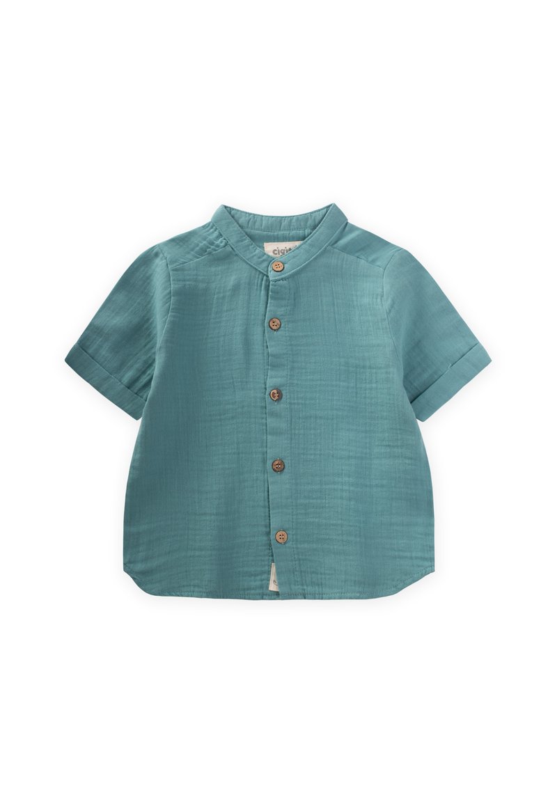 Camicia a maniche corte con bottoni di colore teal, realizzata in tessuto leggero e dalla texture liscia. Presenta un colletto a bande e cinque bottoni in legno.