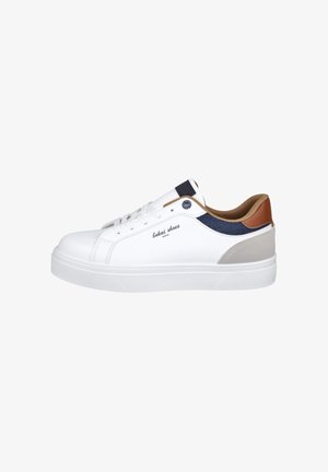 Zapatilla blanca de corte bajo con suela blanca, detalles en marrón y azul marino, cordones y la marca "bokai shoes" en el lateral.