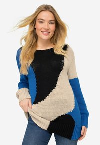 Maglione lavorato a maglia con un design a blocchi di colore in nero, beige e blu. Include un ampio scollo e polsini a costine per un tocco di texture.