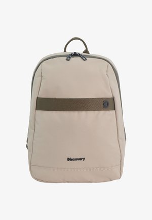 Beiger rechteckiger Rucksack mit olivgrünem horizontalem Riemen, Tragegriff oben, Doppelreißverschluss und "Discovery"-Logo auf der Fronttasche.