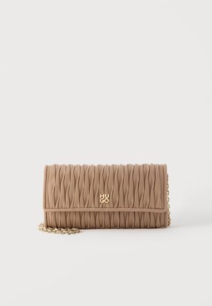 Beige quiltet clutch taske med gyldent HUGO-logo og gylden kædestrop på hvid baggrund.