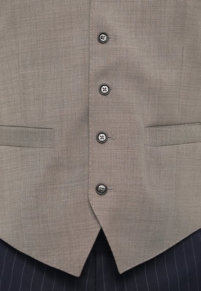 Grau Weste mit Fischgrätenmuster, ausgestattet mit sechs schwarzen Knöpfen, zwei Seitentaschen und einem geschlitzten Saum, getragen über einer dunklen, gestreiften Hose.