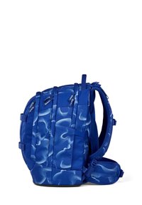 Zaino blu con un motivo testurizzato, numerosi scomparti con cerniera, spallacci imbottiti regolabili e un design strutturato.