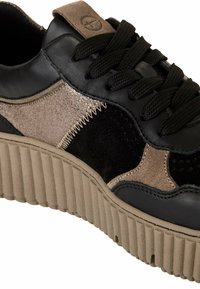 Svart och beige plattformssneaker med texturerad sula, tjocka svarta snören, blandade läder- och mockapaneler, samt dekorerad sömnad.