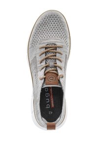 Hellgrauer atmungsaktiver Sneaker mit strukturiertem Mesh-Obermaterial, braunen Schnürsenkeln und weißer Sohle. Das Logo befindet sich in der Nähe der Zunge und die Nummer 42 ist innen zu finden.