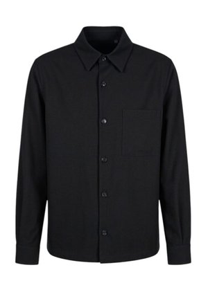 Camicia nera a maniche lunghe con bottoni, colletto appuntito e taschino singolo sul petto, mostrata su sfondo bianco.