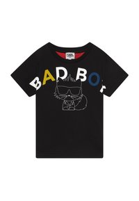 Camiseta infantil negra con las letras coloridas "BAD BOY" sobre un dibujo lineal de un gato con gafas de sol y una chaqueta.
