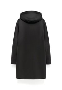 Manteau à capuche noir avec une finition lisse et mate. Il présente des manches longues, une coupe droite et un design minimaliste sans quincaillerie visible.