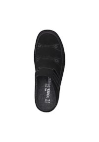 Černé zamšelové slip-on boty s texturovanou stélkou, vybavené čtyřmi elastickými pásky pro úpravu velikosti a kontrastním bílým prošíváním.