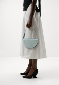 HVISK NOMI SHINY STRUCTURE - Borsa a mano - blue mist