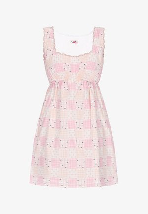 Różowo-biała sukienka bez rękawów w kratę z małą kokardką i kwiatowymi wzorami, z koronką na ramiączkach i dekolcie, z marszczonym pasem.