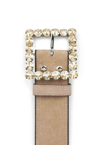 Brązowy zamszowy pasek z prostokątną srebrną klamrą metalową ozdobioną przezroczystymi kryształkami, tworzącymi lśniący obramowanie wokół klamry.