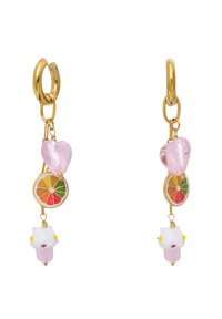 Złote kolczyki wiszące z różowym sercem, kolorowym uchem cytrusowym i białym kwiatem z żółtymi akcentami.