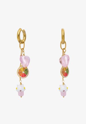 Goldfarbene Tropfohrringe mit einer rosa Herzperle, einem farbenfrohen Zitrusfrüchte-Anhänger und einem weißen Blütendetail mit gelben Akzenten.