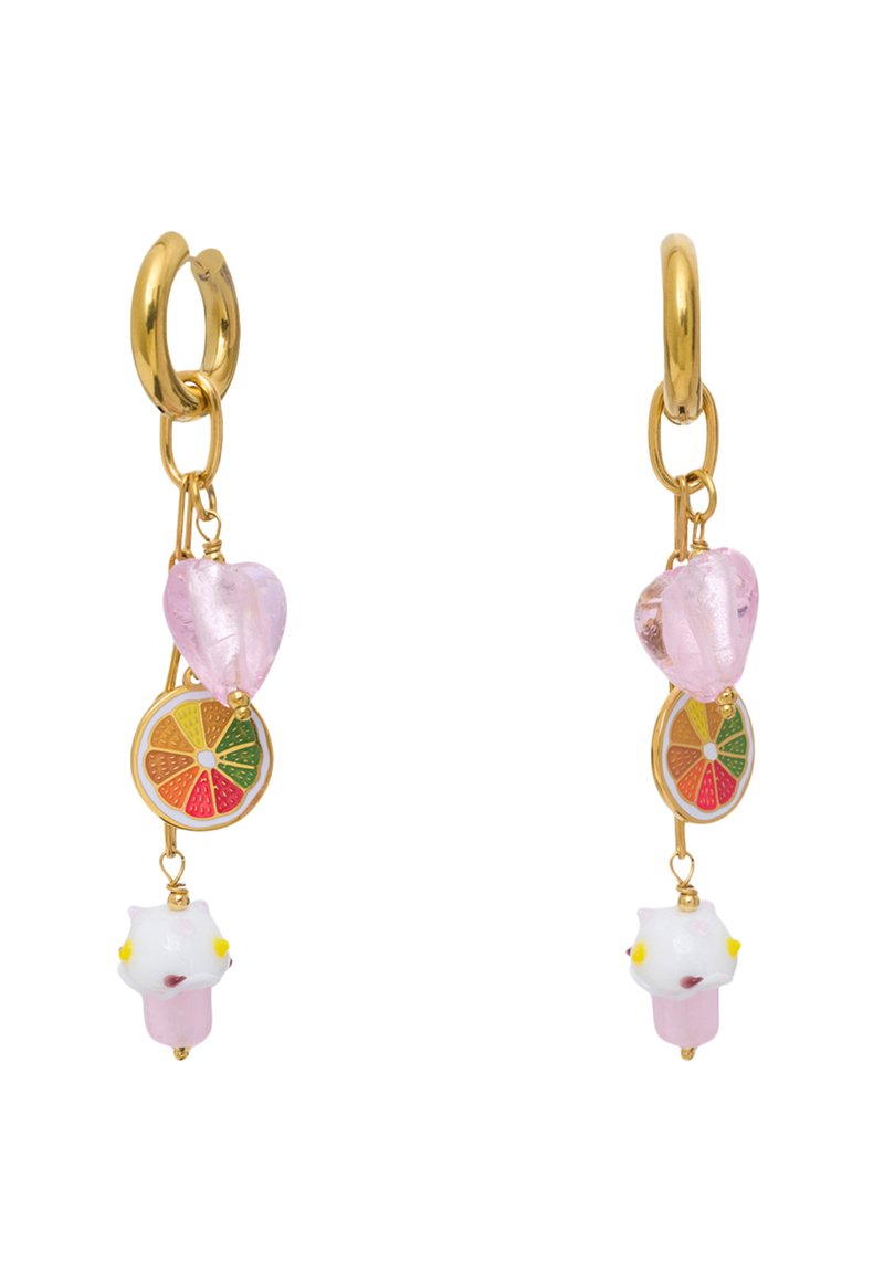 Złote kolczyki wiszące z różowym sercem, kolorowym uchem cytrusowym i białym kwiatem z żółtymi akcentami.